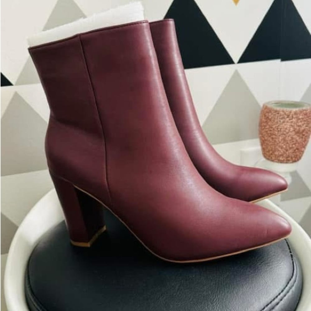 Perfect boots for the weather! Beautiful color than the pic, NEVER WORN